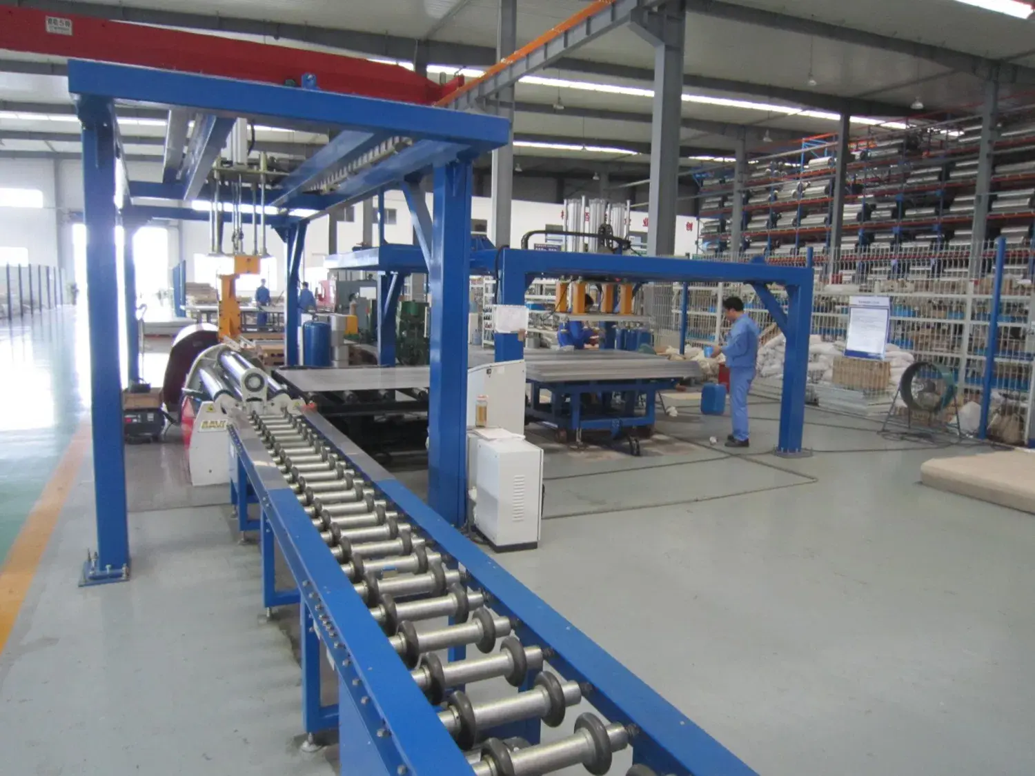Linha de montagem automatizada eficiente para equipamentos de curvatura de chapas