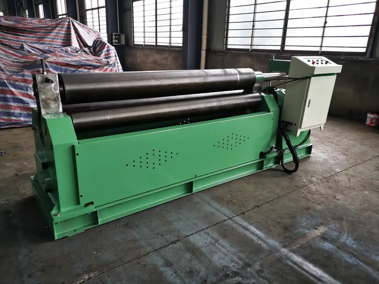 Máquina de Curvar Chapas Mecânica Simétrica de 3 Rolos 12x2500mm